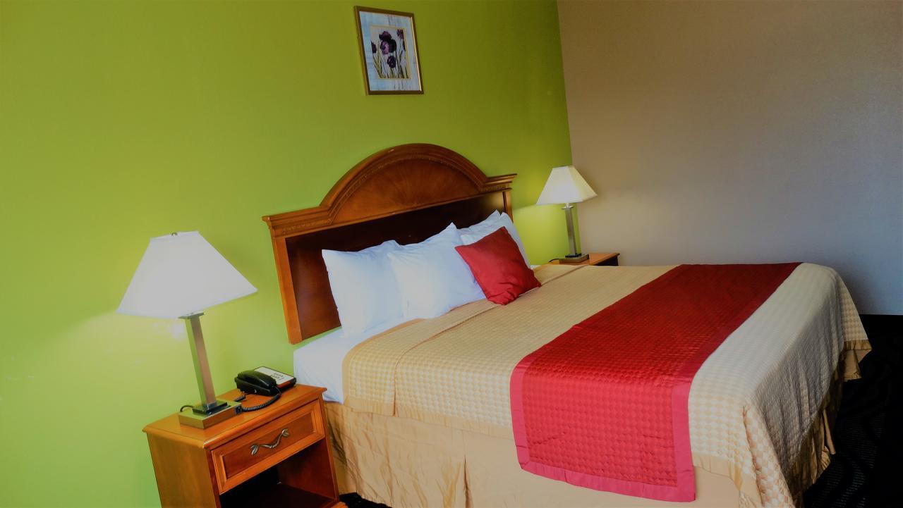 Oak Tree Inn & Suites Claxton 外观 照片