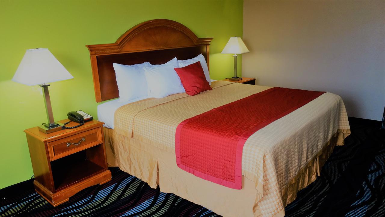 Oak Tree Inn & Suites Claxton 外观 照片