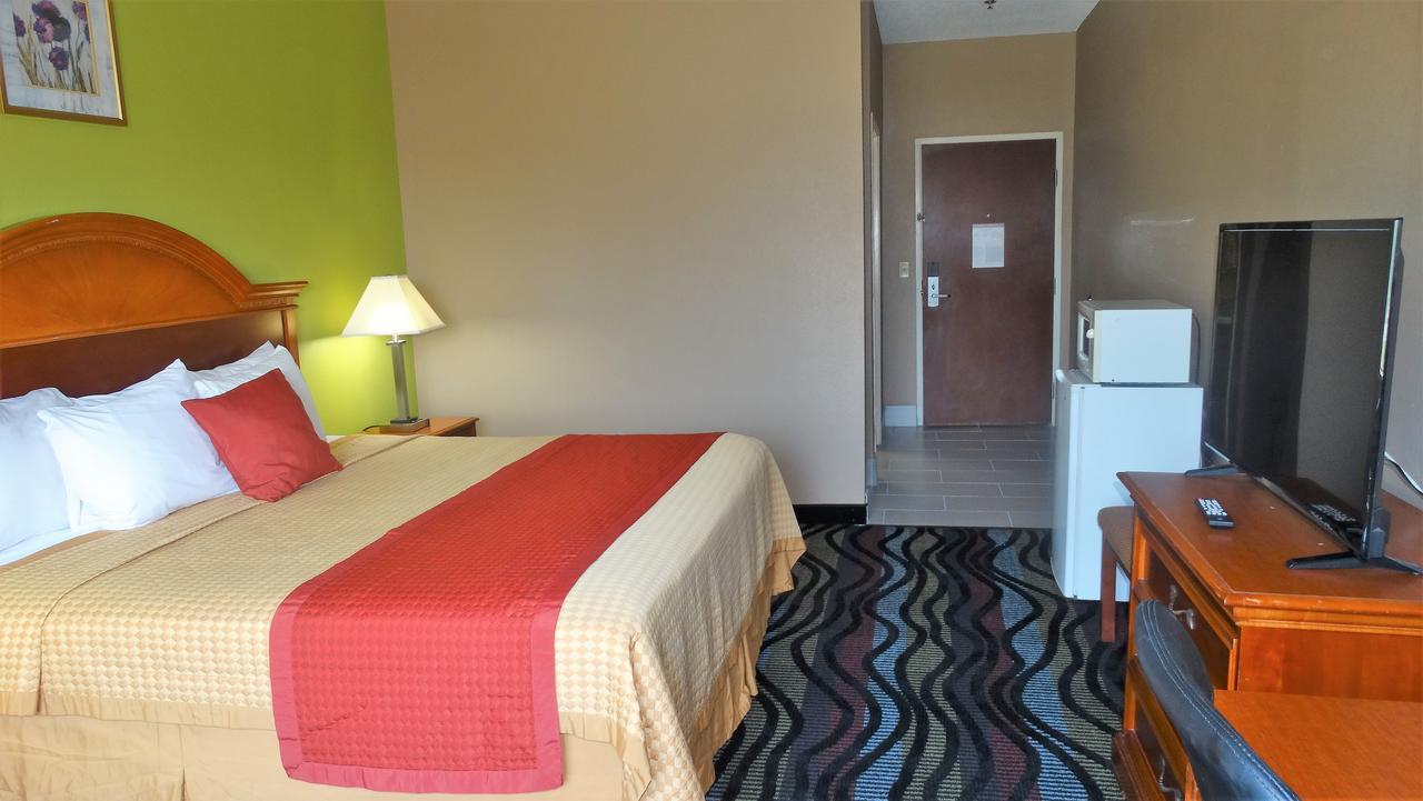 Oak Tree Inn & Suites Claxton 外观 照片