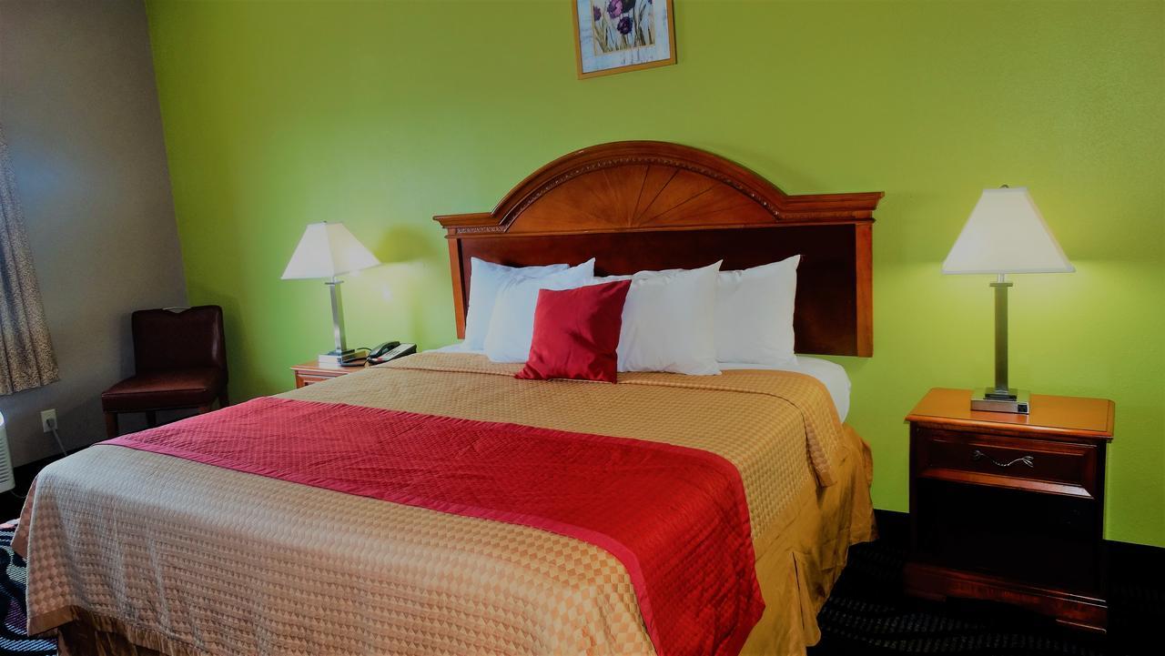 Oak Tree Inn & Suites Claxton 外观 照片
