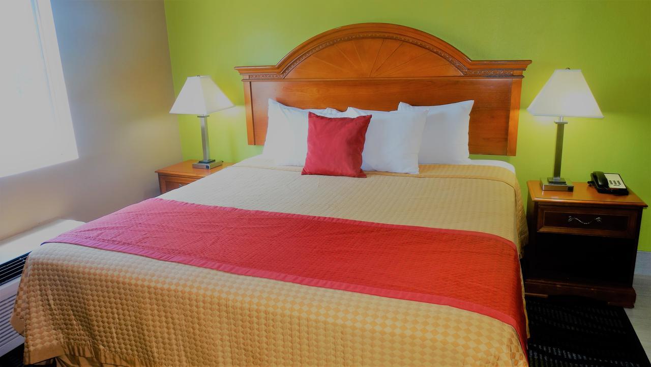 Oak Tree Inn & Suites Claxton 外观 照片